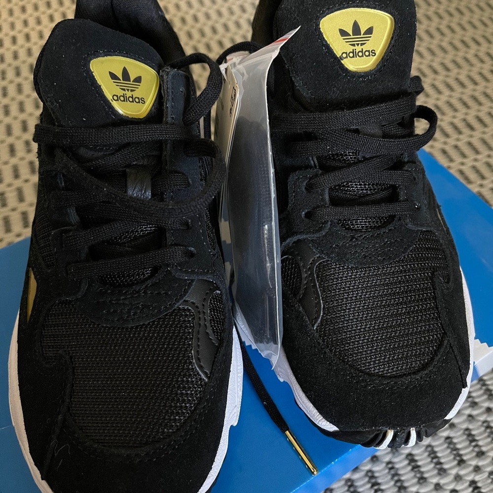 NWT Adidas Falcon women’s Size 6